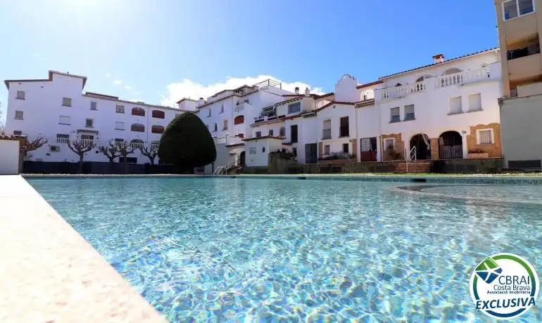 Vista exterior de Apartamento en venta en Empuriabrava con Calefacción, Jardín privado y Piscina comunitaria