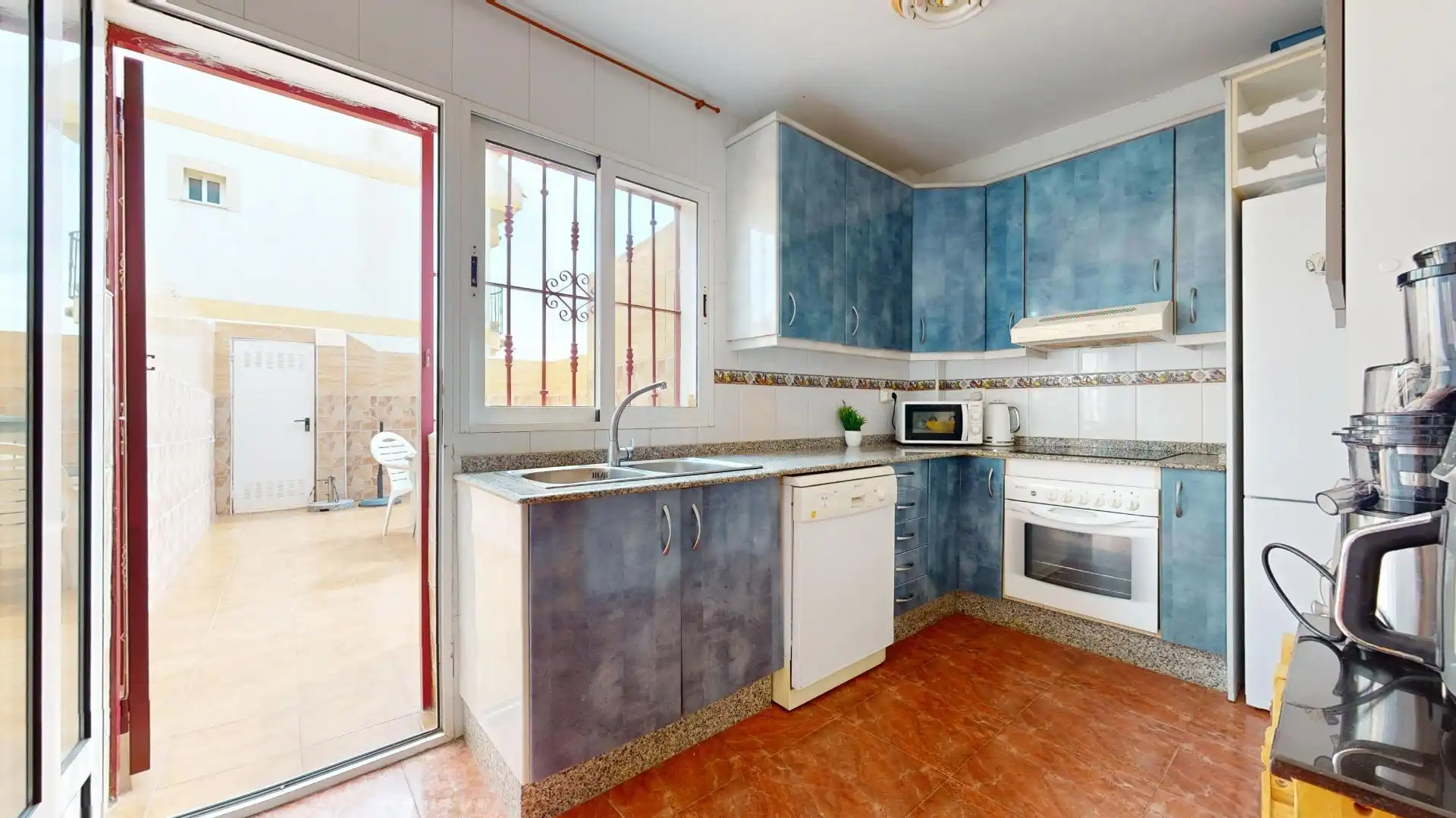Cuina de Casa adosada en venda en Pilar de la Horadada amb Jardí privat, Terrassa i Balcó