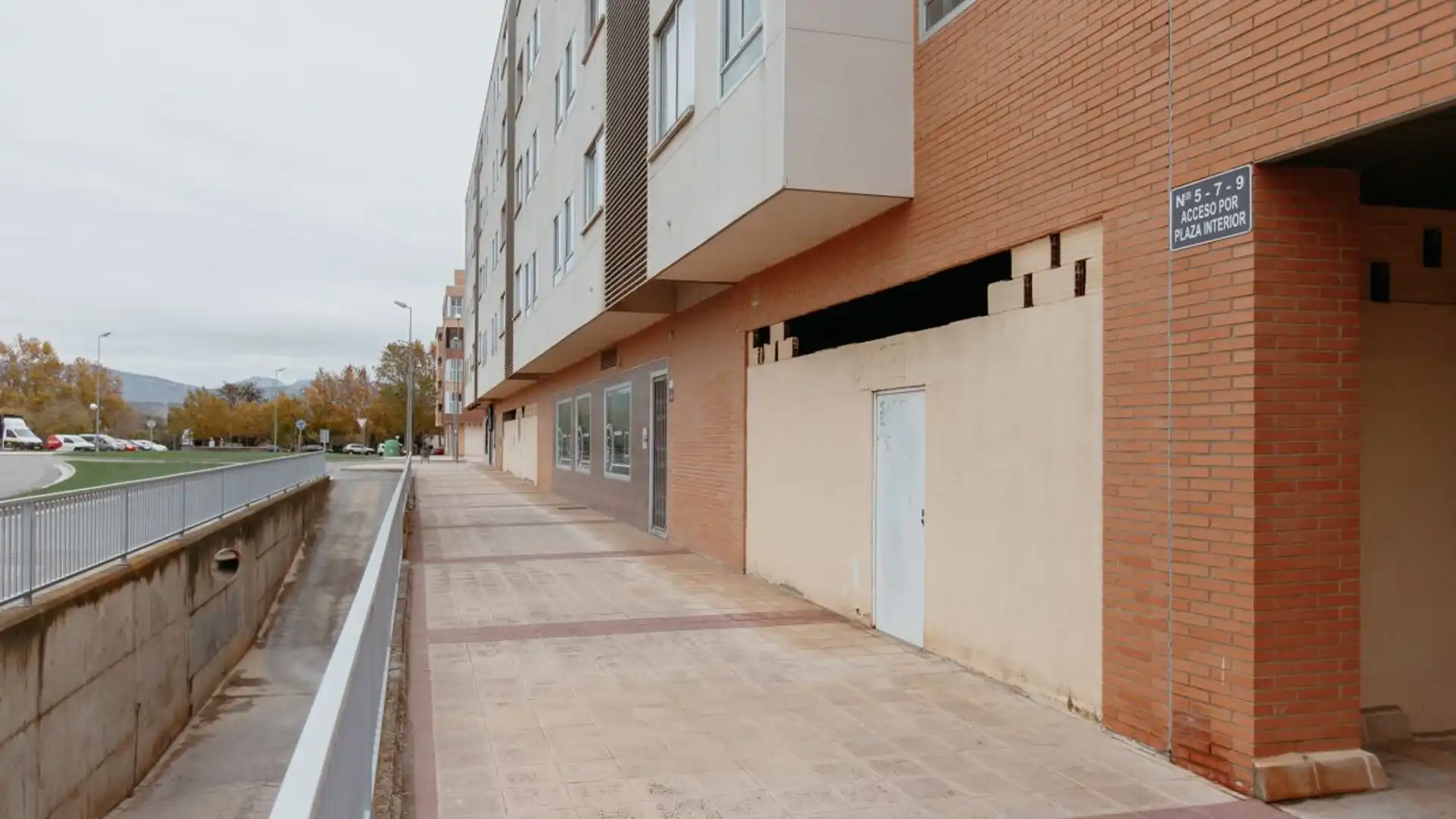 Vista exterior de Local de alquiler en  Huesca Capital