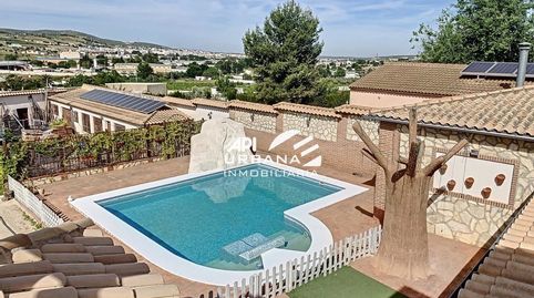 Chalet en parcela de 1050m2, consta en planta baja de amplio salón con cocina, 3 dormitorios, 2 baños, vestidor, despensa y porche