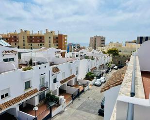 Vista exterior de Casa adosada de lloguer en Fuengirola amb Aire condicionat, Jardí privat i Terrassa