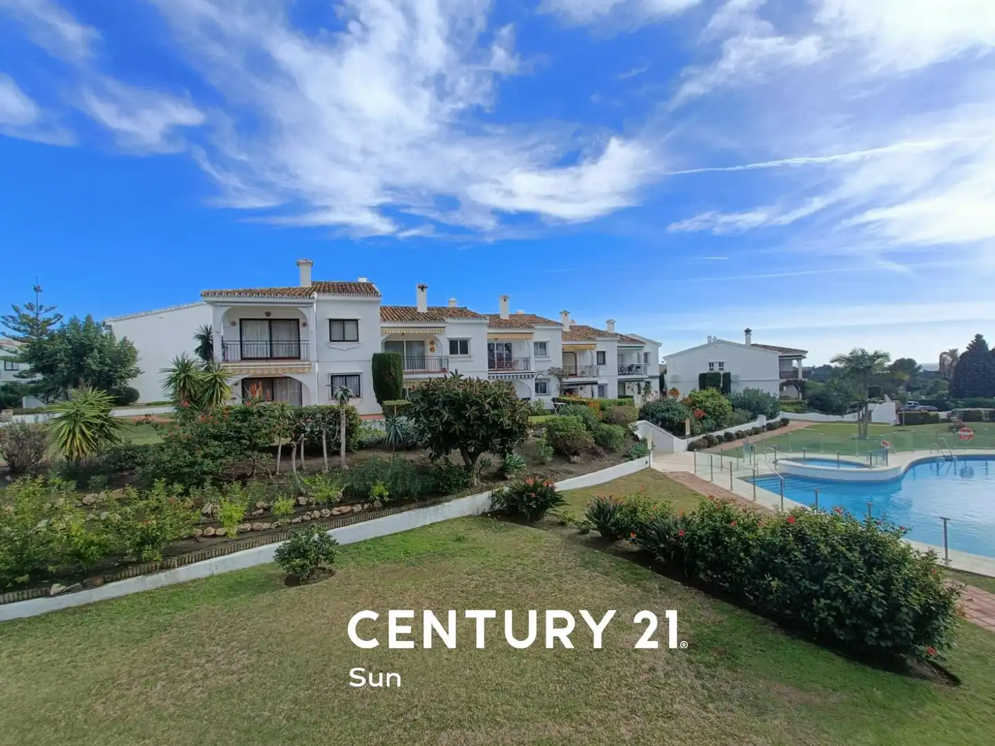 Vista exterior de Piso de alquiler en Estepona con Terraza, Amueblado y Piscina comunitaria