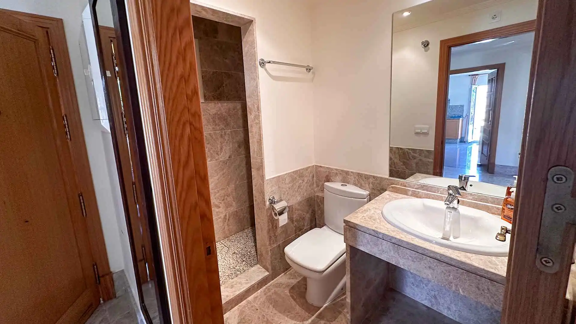 Baño de Casa adosada de alquiler en Marbella con Aire acondicionado, Jardín privado y Terraza