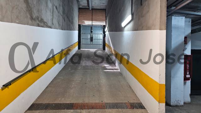 Garaje en Alquiler en Avenida Cristo de la Resurrección en Rinconada