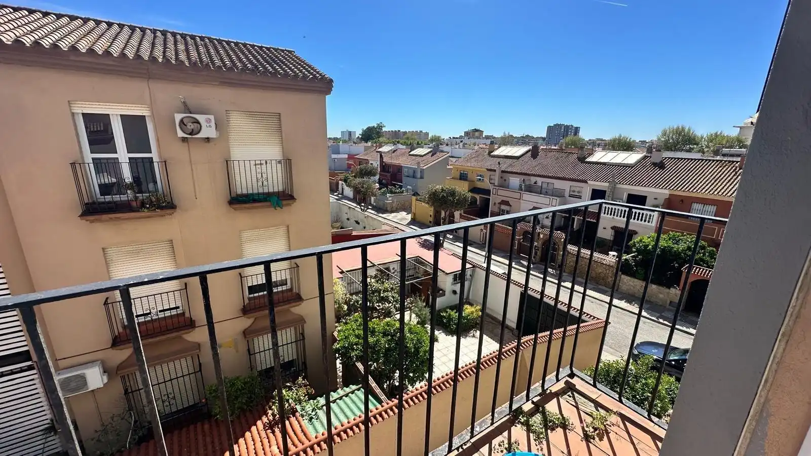 Vista exterior de Pis en venda en La Línea de la Concepción amb Terrassa i Balcó