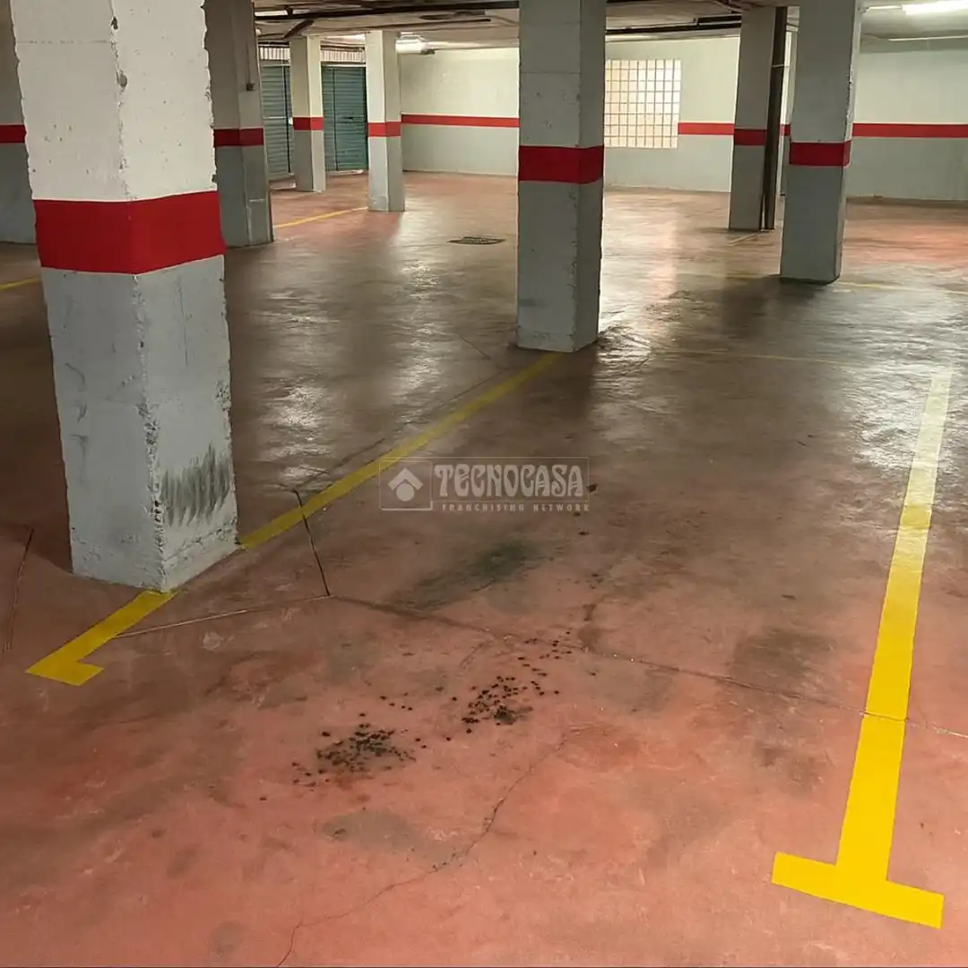 Parkplatz von Wohnung zum Verkauf in Rincón de la Victoria mit Klimaanlage, Abstellraum und Gemeinschaftspool