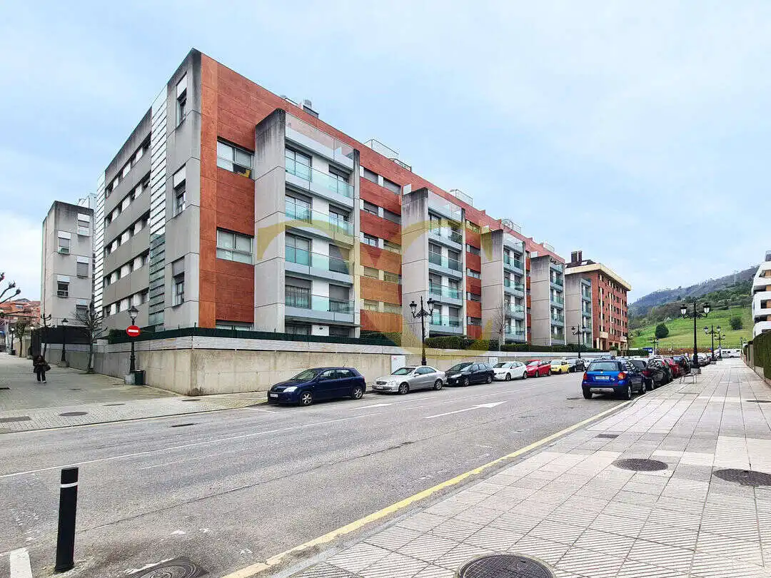 Außenansicht von Maisonette zum Verkauf in Oviedo  mit Heizung, Privatgarten und Terrasse