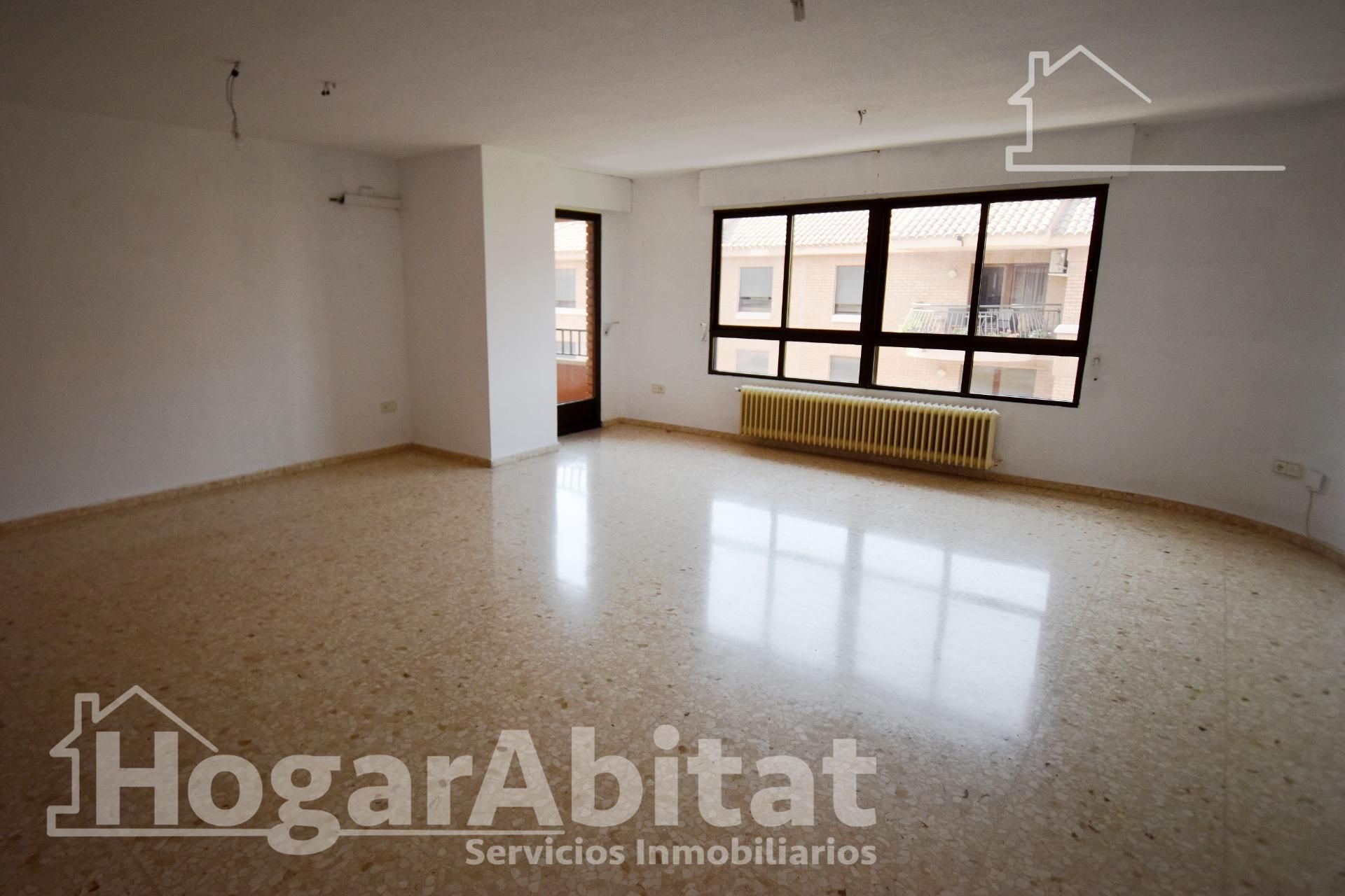 Sala de estar de Piso en venta en Castellón de la Plana / Castelló de la Plana con Calefacción, Terraza y Trastero