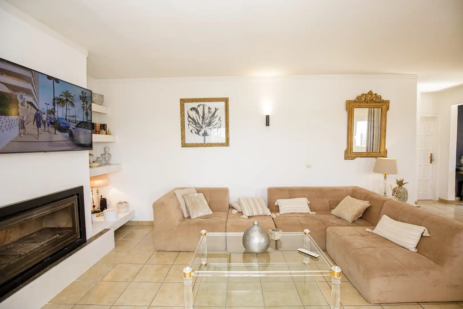 Sala d'estar de Casa o xalet en venda en L'Escala amb Aire condicionat, Jardí privat i Terrassa
