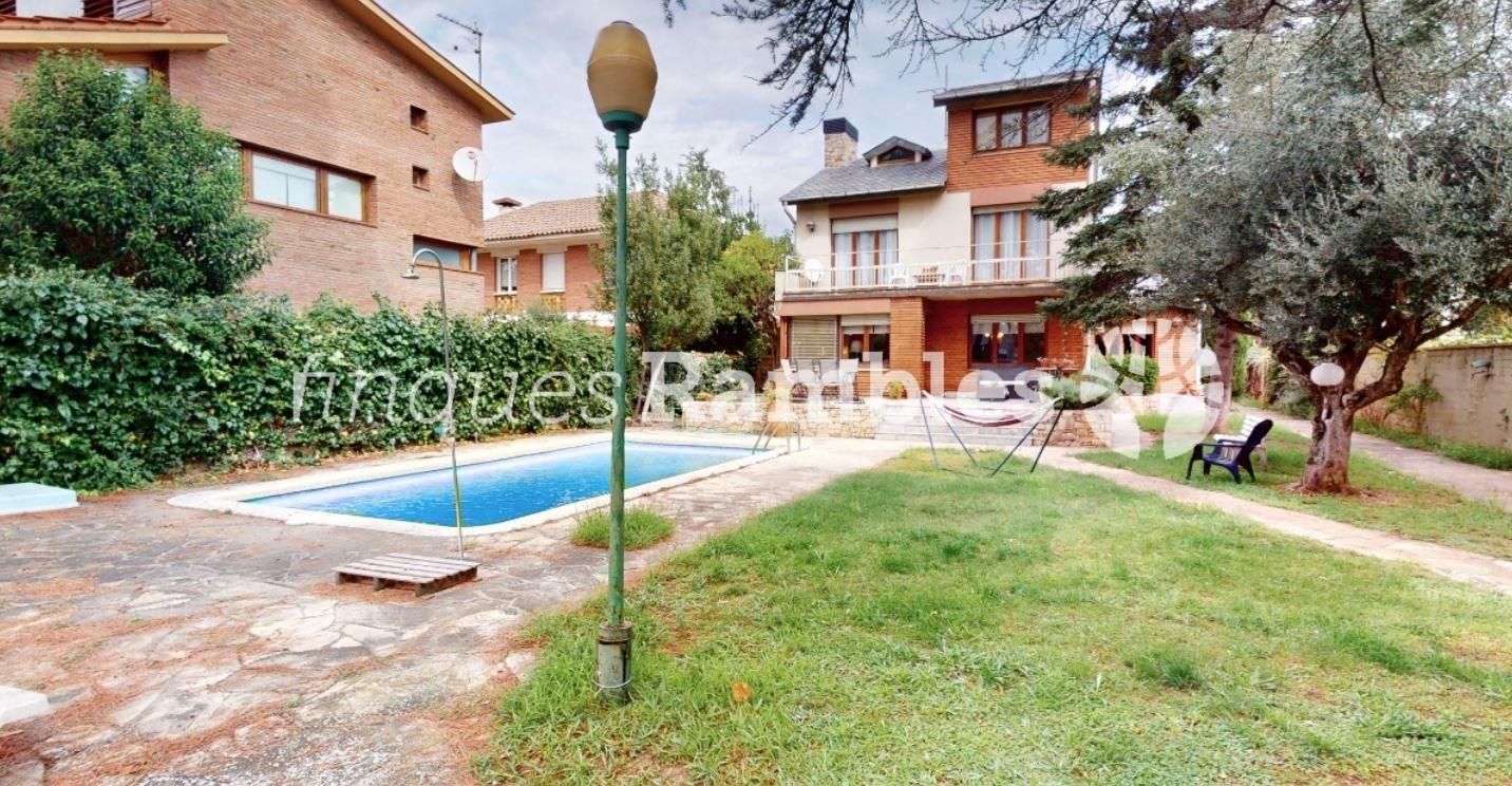 Vista exterior de Casa o xalet en venda en Igualada amb Calefacció, Jardí privat i Terrassa
