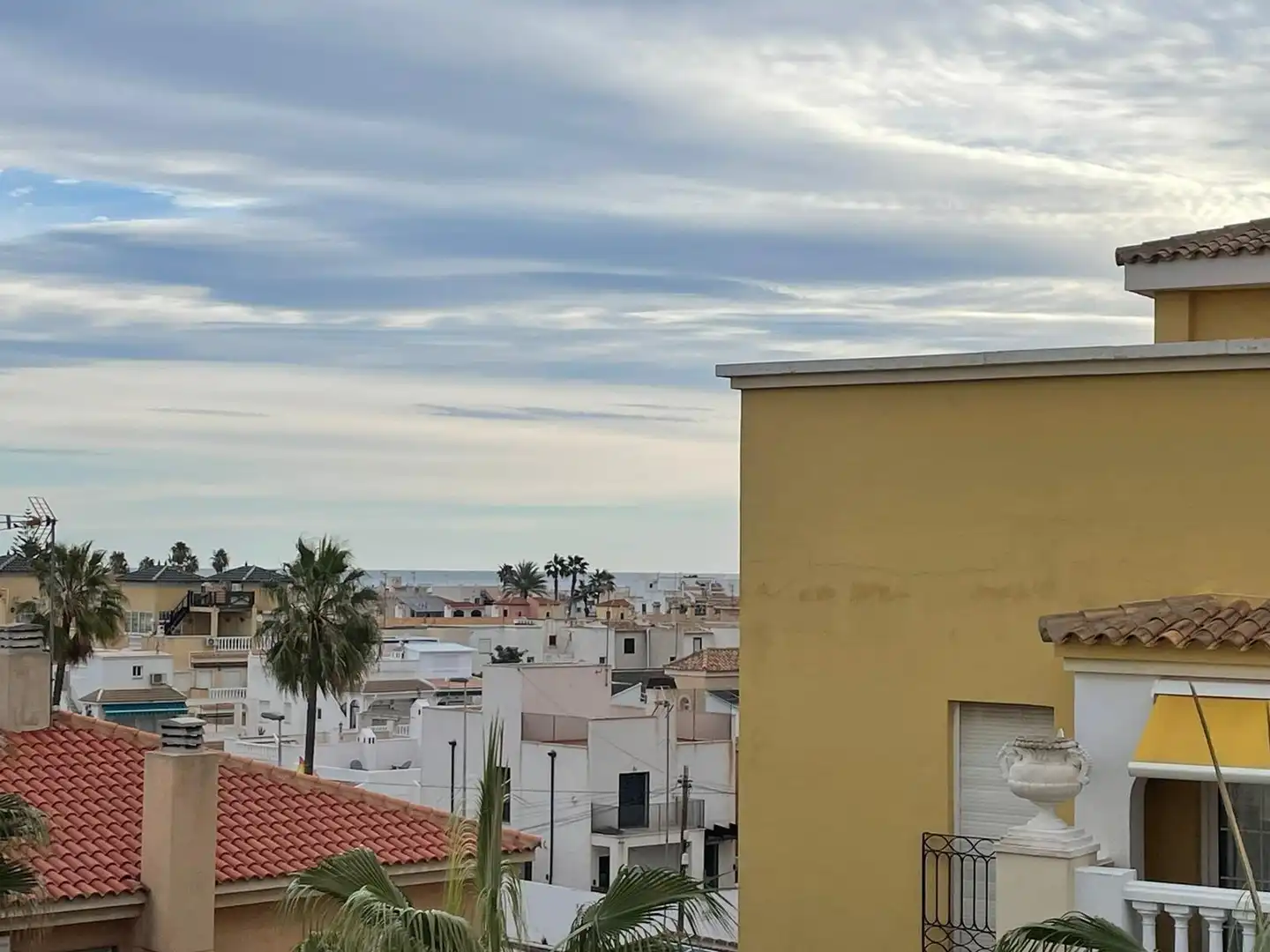 Vista exterior de Ático en venta en Torrevieja con Aire acondicionado, Jardín privado y Terraza