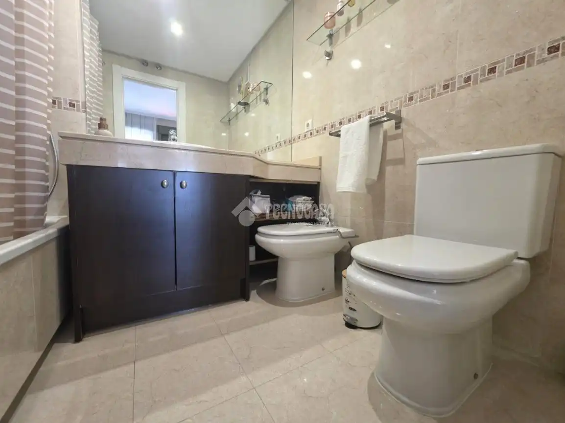 Bathroom of Flat for sale in Getafe  with Air Conditioner, Heating and Terrace