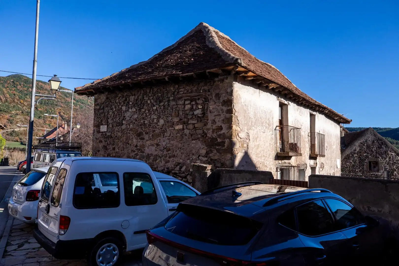 Vista exterior de Finca rústica en venda en Valle de Hecho amb Jardí privat