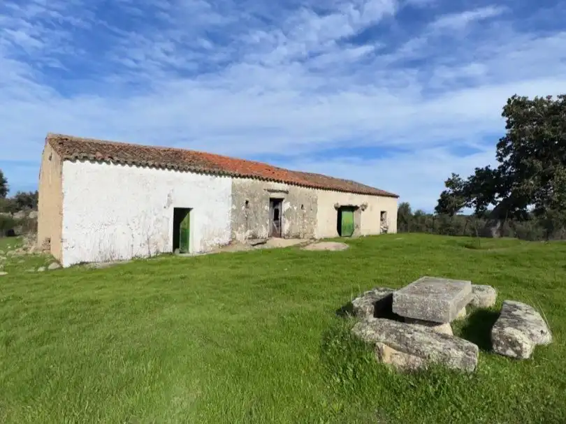 Casa rústica amb jardí en venda a Calle Huertas 56