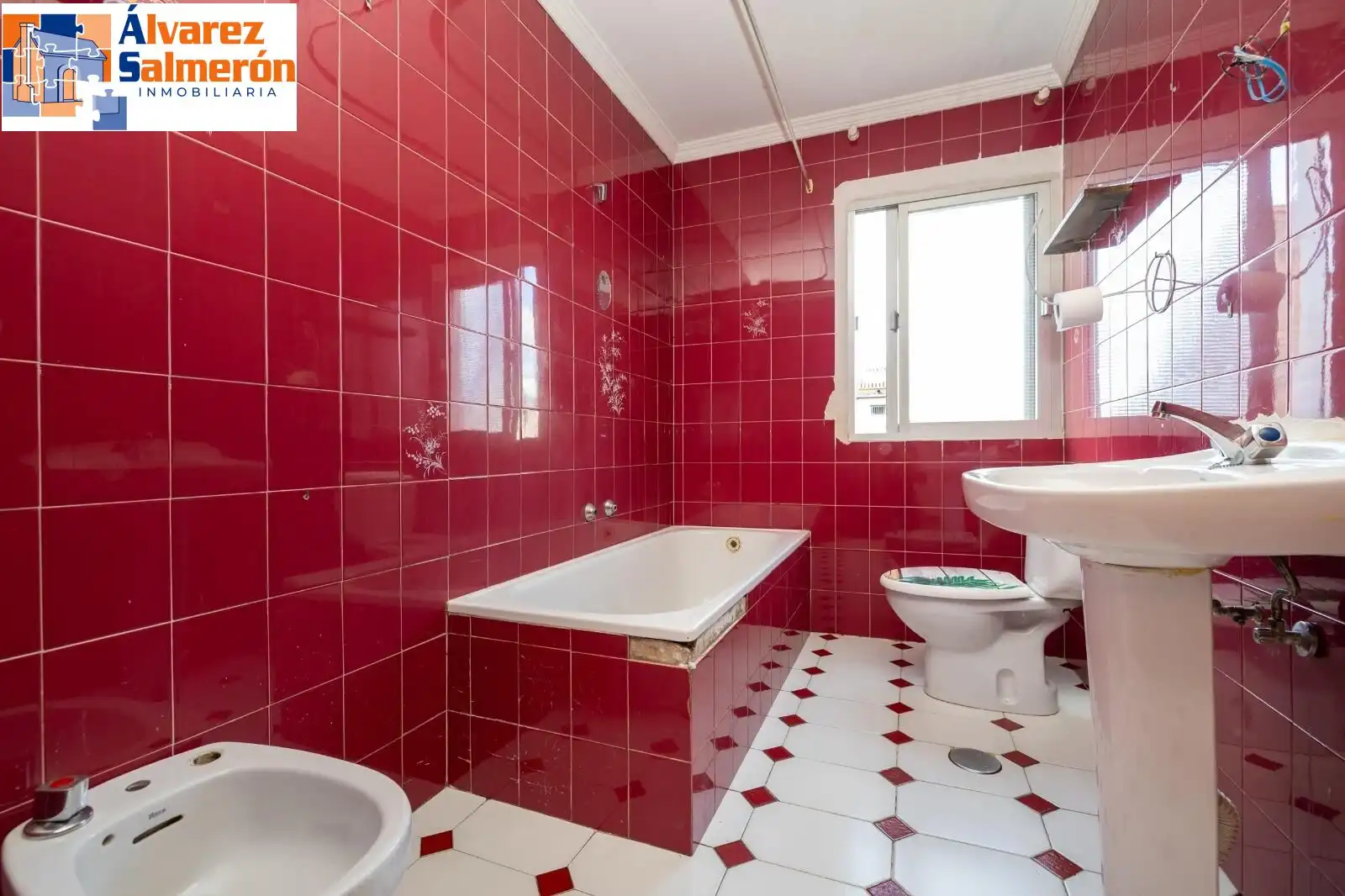 Badezimmer von Haus oder Chalet zum Verkauf in La Zubia mit Klimaanlage, Privatgarten und Terrasse