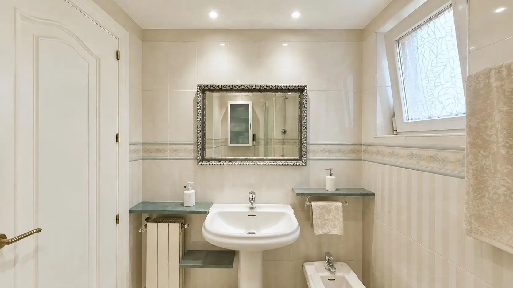 Badezimmer von Wohnungen zum Verkauf in Madrid mit Klimaanlage, Heizung und Parkett