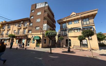 Vista exterior de Pis en venda en Velilla de San Antonio amb Terrassa i Balcó