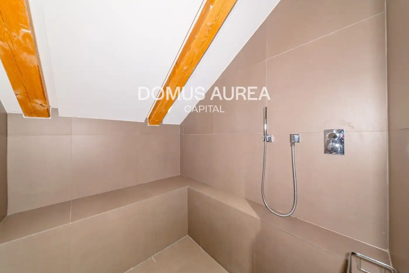 Baño de Dúplex de alquiler en Madrid con Calefacción, Terraza y Amueblado