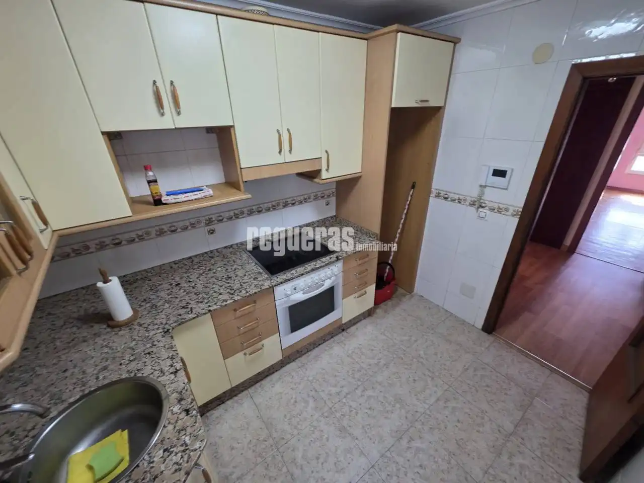 Cocina de Piso en venta en Avilés con Calefacción, Terraza y Trastero