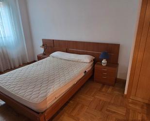 Dormitori de Apartament de lloguer en Burgos Capital amb Calefacció, Moblat i Forn