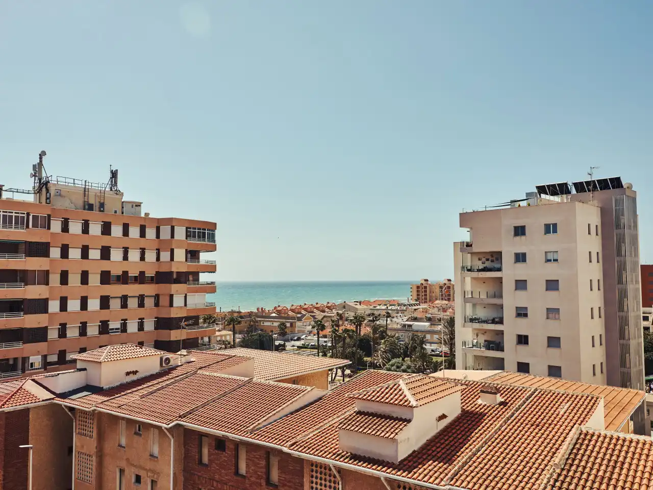 Außenansicht von Wohnungen zum Verkauf in Torrevieja mit Klimaanlage, Heizung und Terrasse
