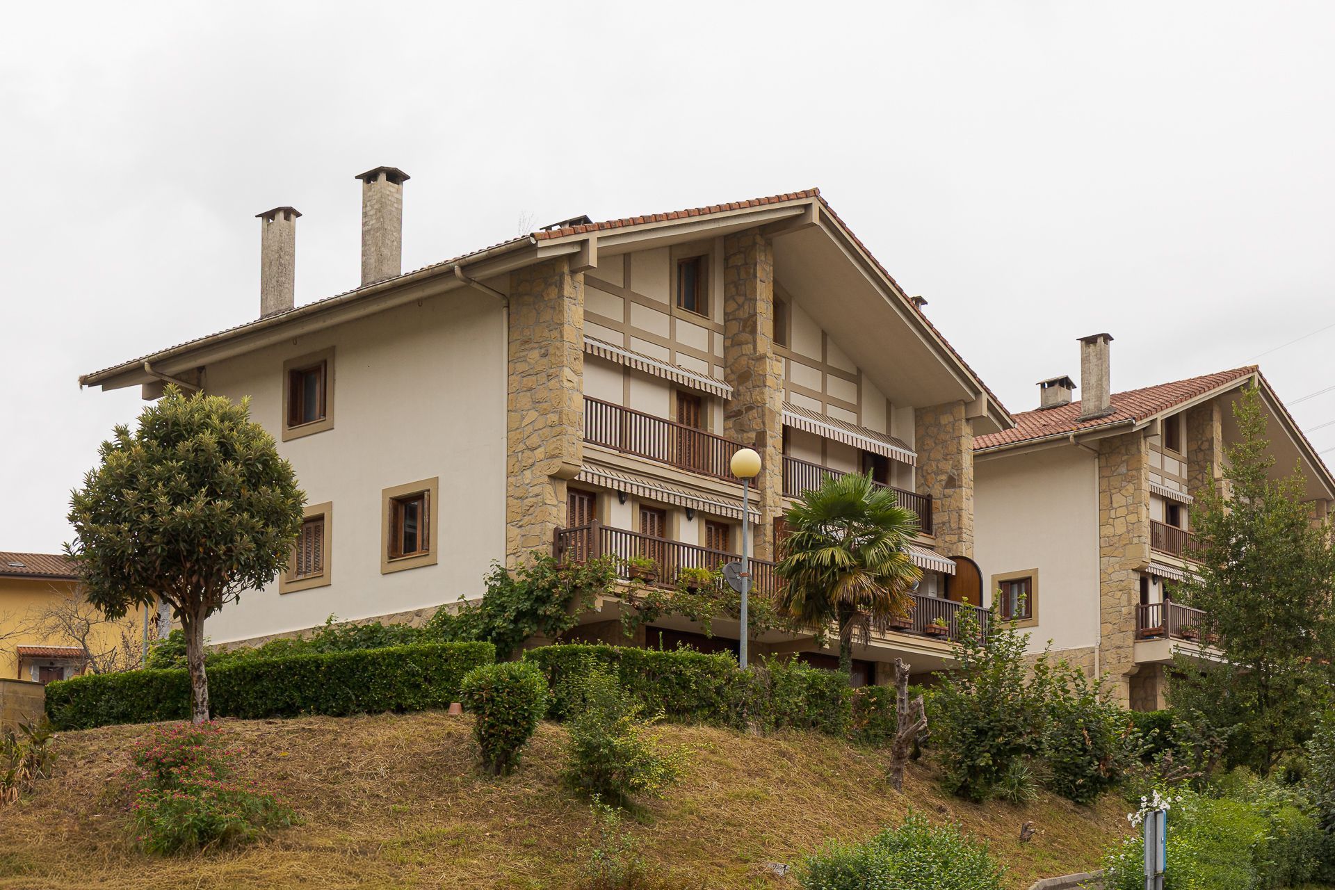 Vista exterior de Casa adosada en venda en Zizurkil amb Calefacció, Jardí privat i Terrassa