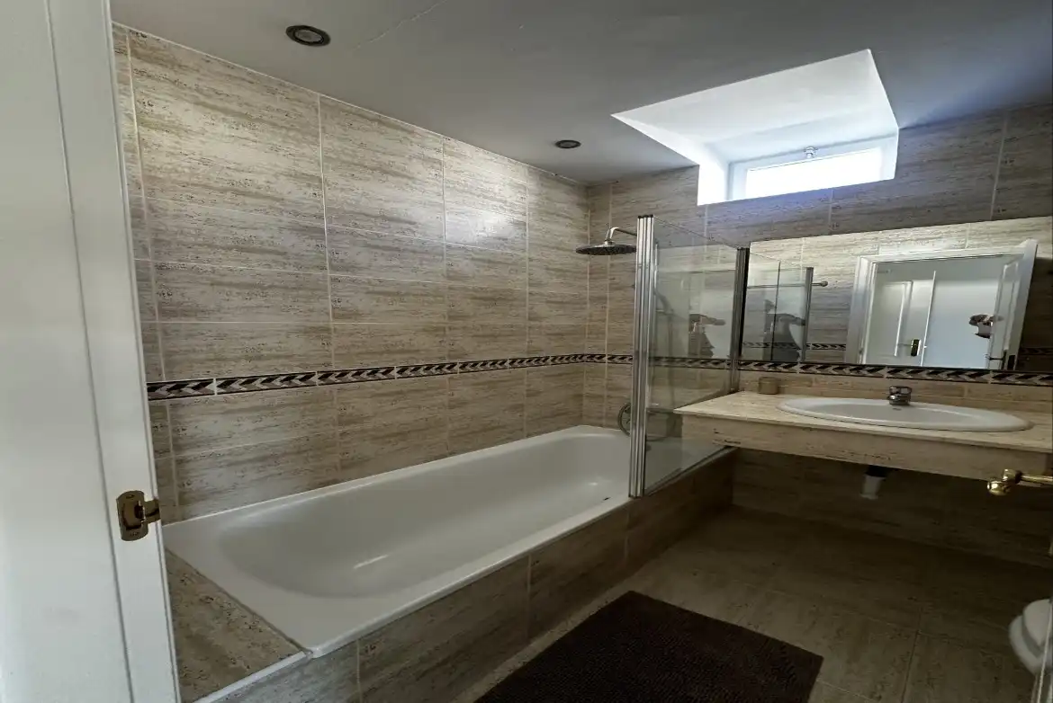Badezimmer von Wohnungen zum Verkauf in Marbella mit Klimaanlage, Privatgarten und Terrasse