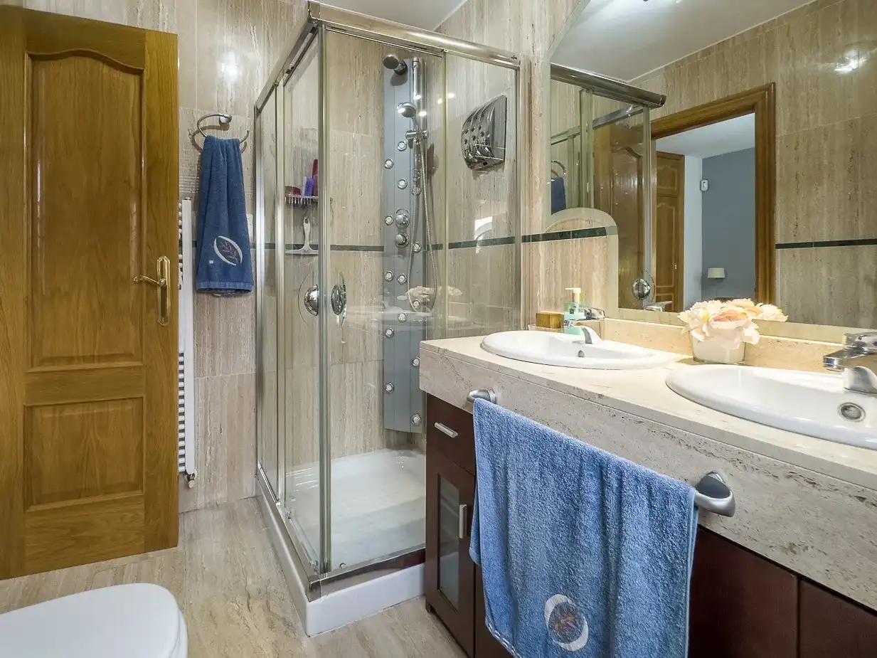 Baño de Casa adosada en venta en Las Gabias con Aire acondicionado, Calefacción y Terraza