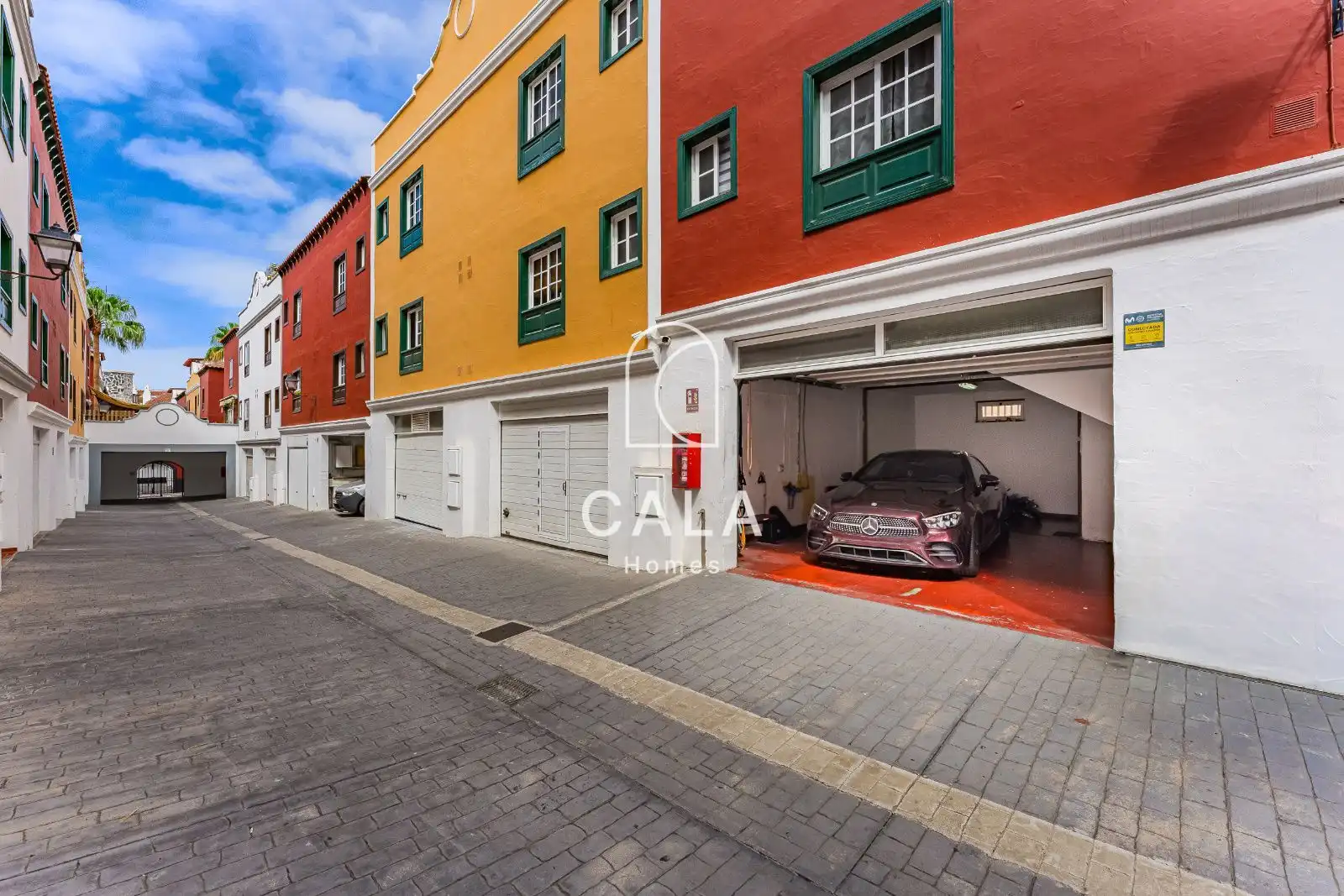 Parkplatz von Einfamilien-Reihenhaus zum Verkauf in Adeje mit Terrasse, Schwimmbad und Möbliert