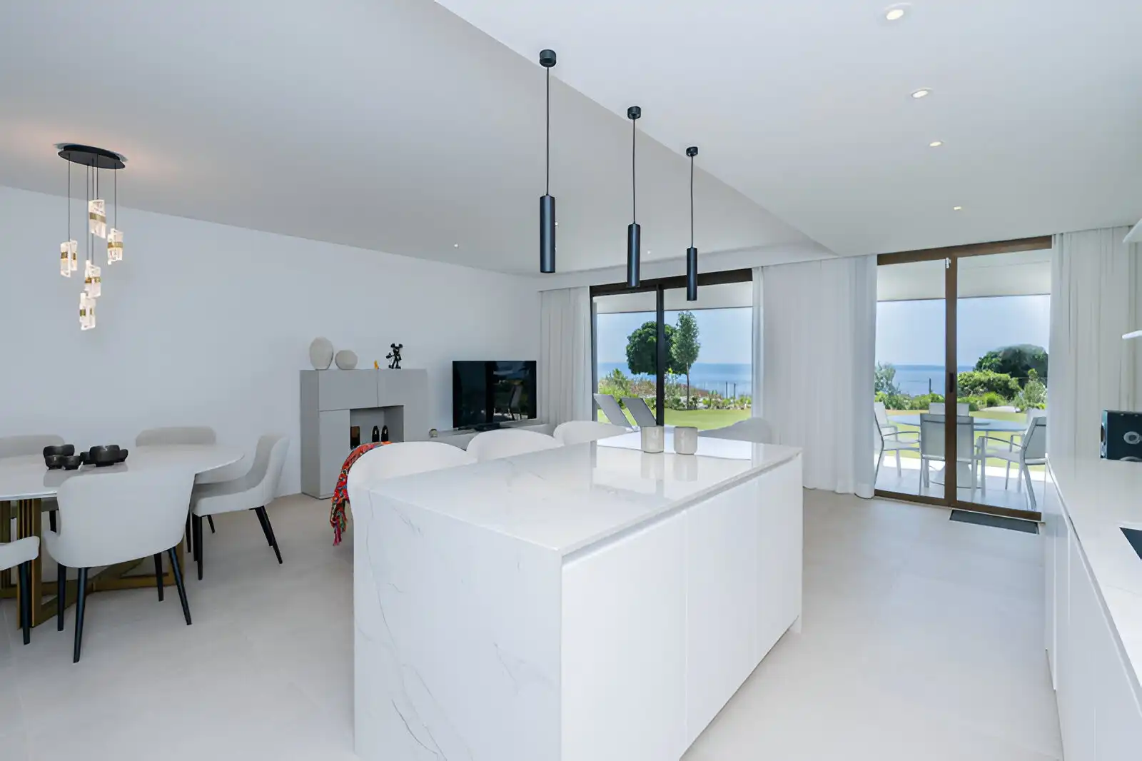 Küche von Erdgeschoss zum Verkauf in Casares mit Klimaanlage, Privatgarten und Terrasse