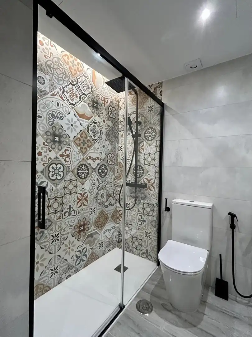 Baño de Apartamento de alquiler en Estepona con Aire acondicionado, Jardín privado y Trastero