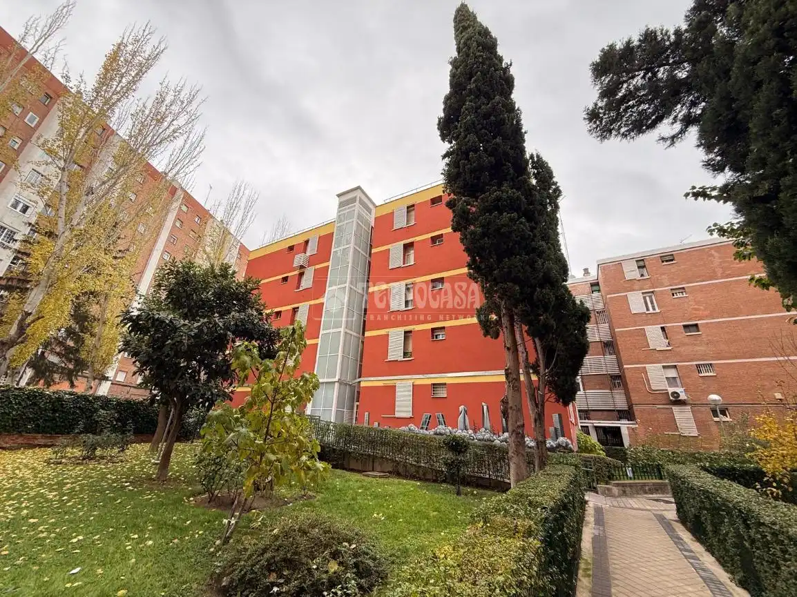 Vista exterior de Piso en venta en Madrid con Calefacción y Terraza