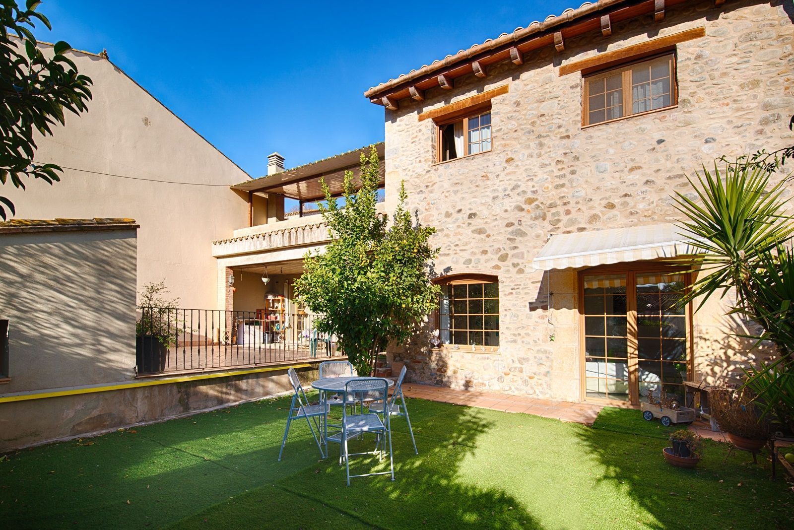 Exterior view of Single-family semi-detached for sale in Medinyà  with Air Conditioner, Heating and Terrace