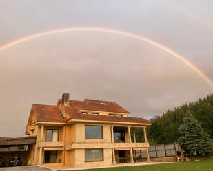 Vista exterior de Casa o xalet en venda en Pontevedra Capital  amb Terrassa i Piscina