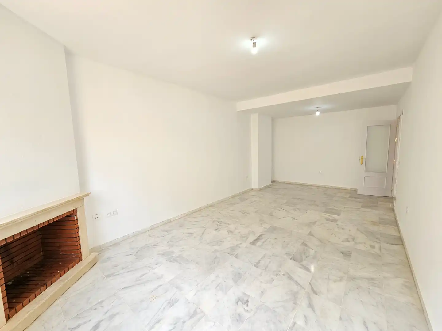 Casa adosada en venda en Espartinas amb Balcó
