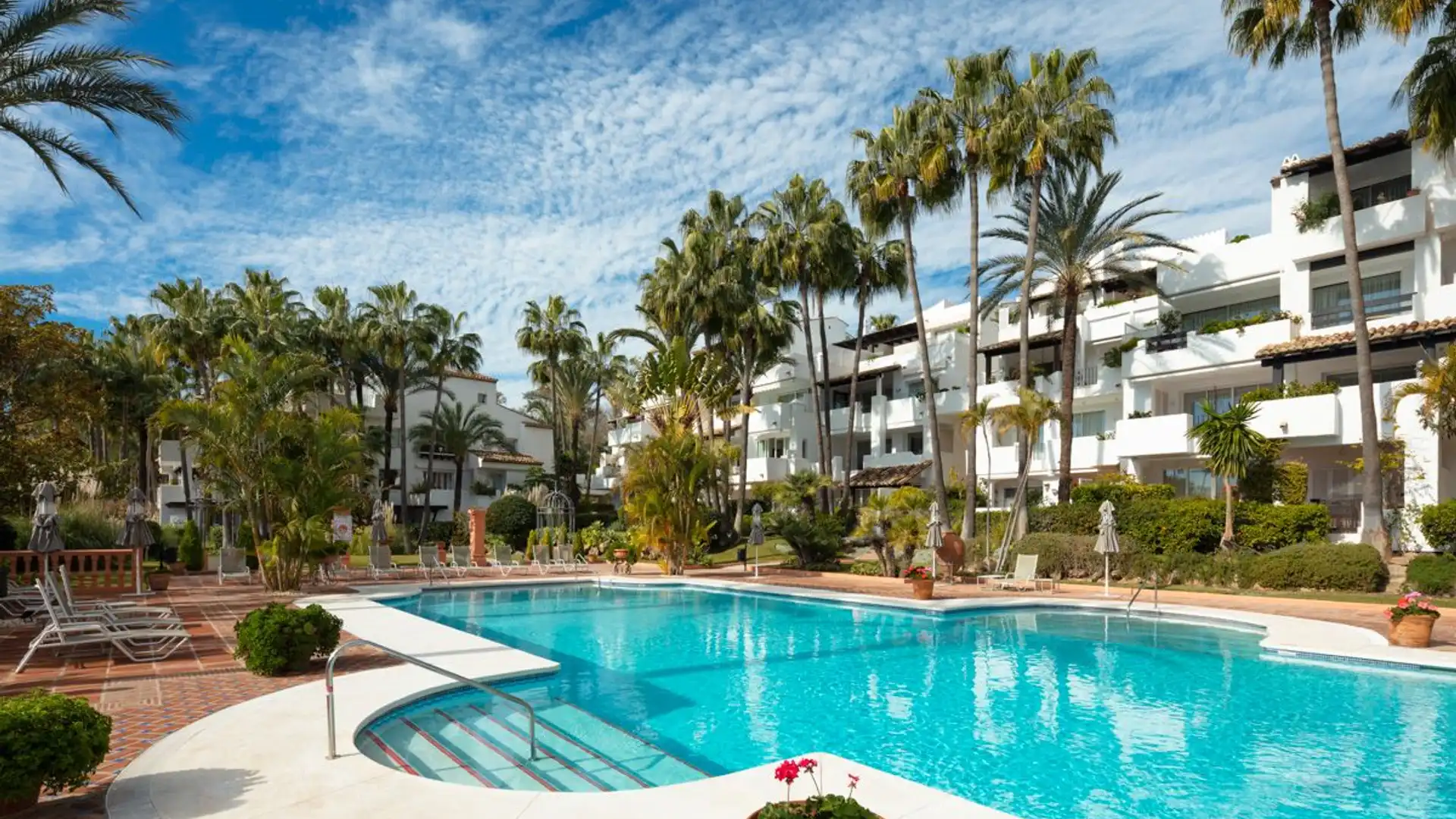 Vista exterior de Apartament en venda en Marbella amb Aire condicionat, Terrassa i Piscina