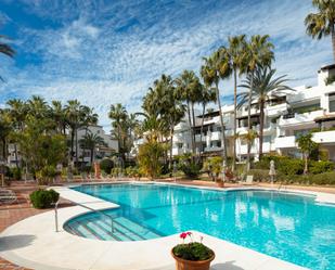 Vista exterior de Apartament en venda en Marbella amb Aire condicionat, Terrassa i Piscina