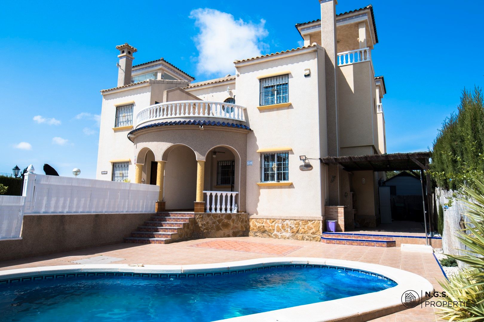 Vista exterior de Casa adosada en venda en Guardamar del Segura amb Aire condicionat, Jardí privat i Piscina
