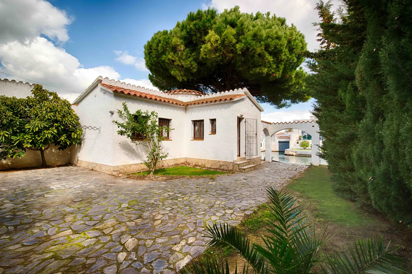 Exterior view of Houses for sale in Empuriabrava