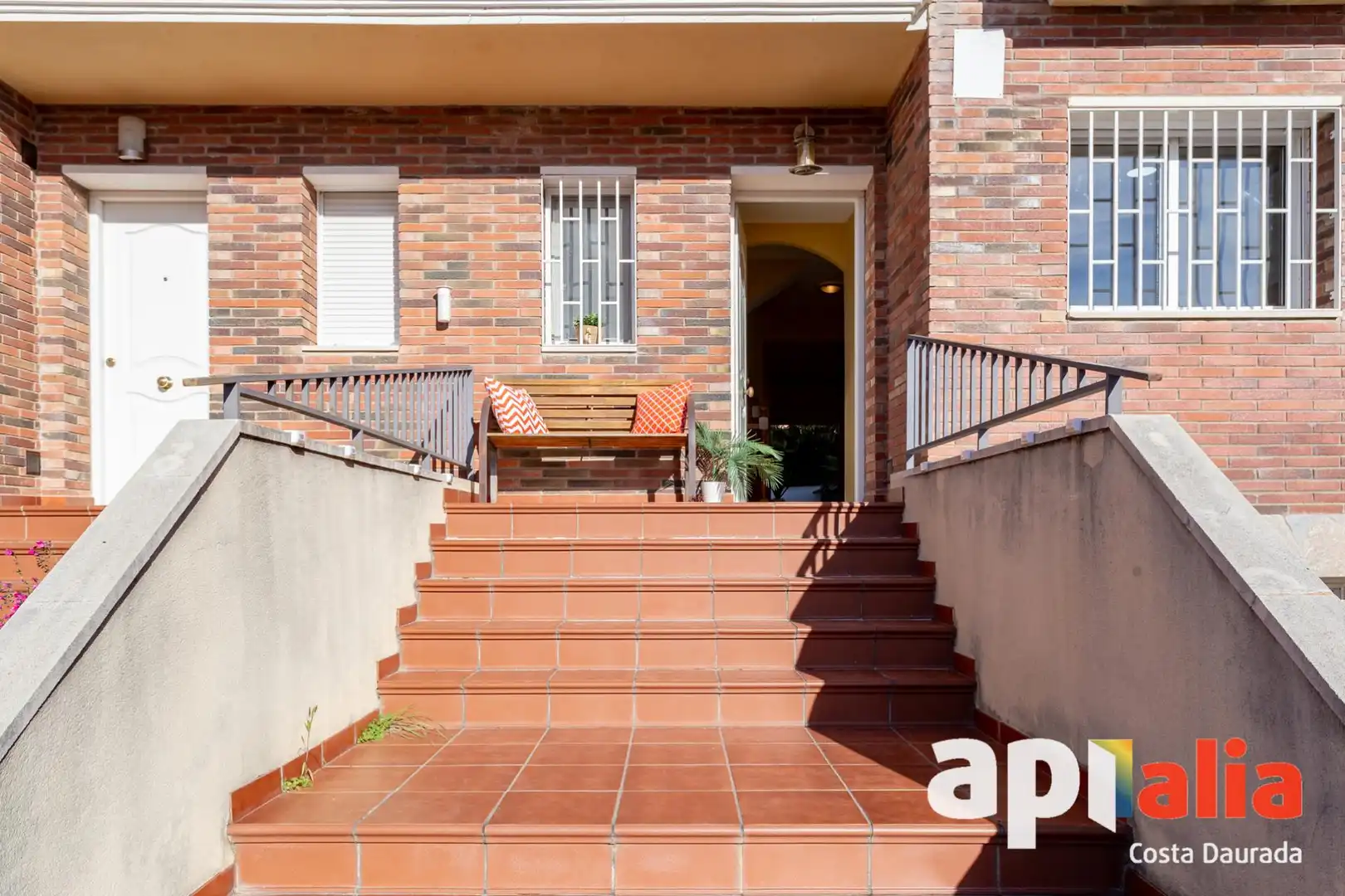 Vista exterior de Casa adosada en venta en Cambrils con Calefacción, Jardín privado y Terraza