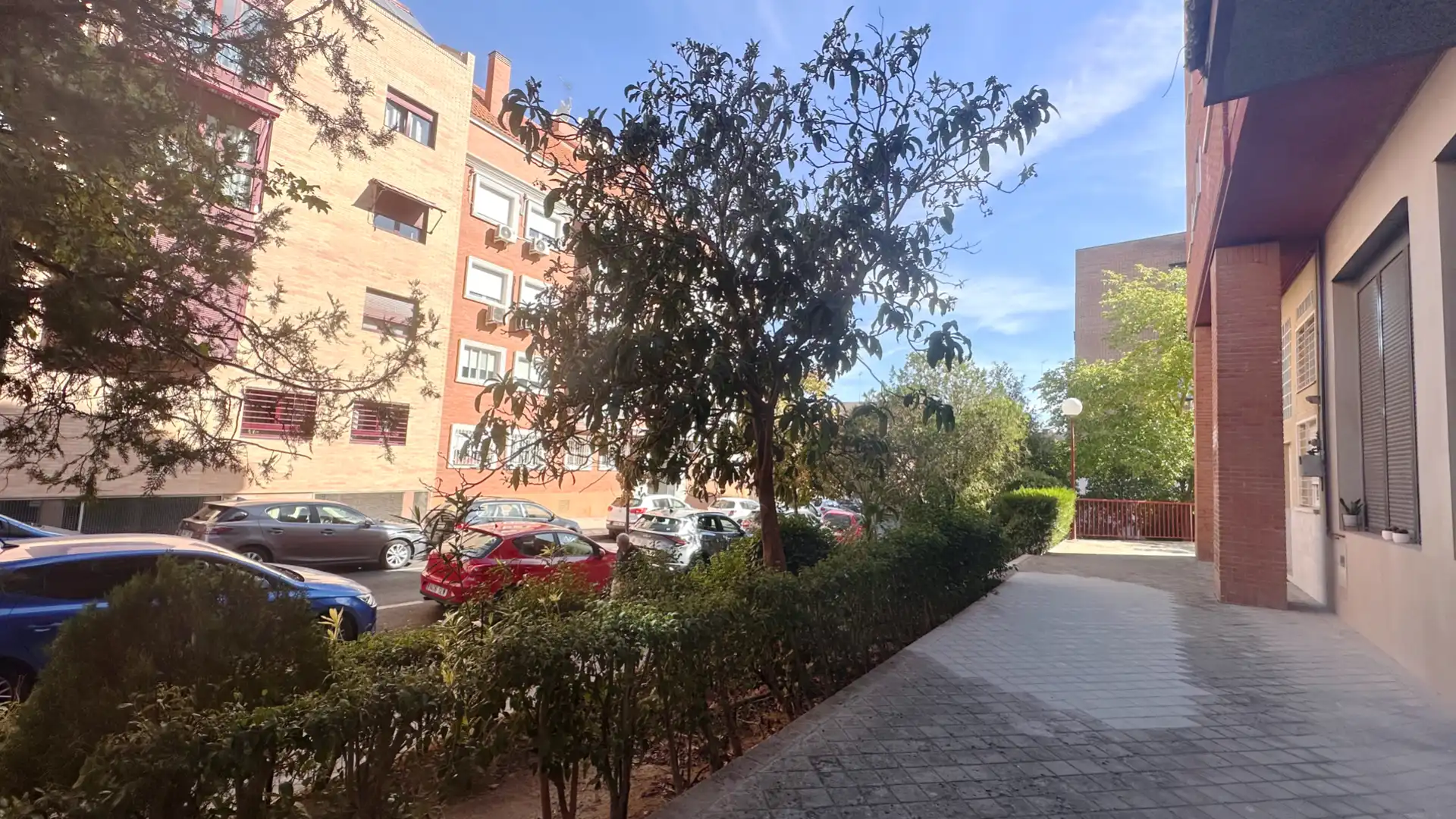Vista exterior de Local en venda en Madrid amb Aire condicionat, Calefacció i Moblat