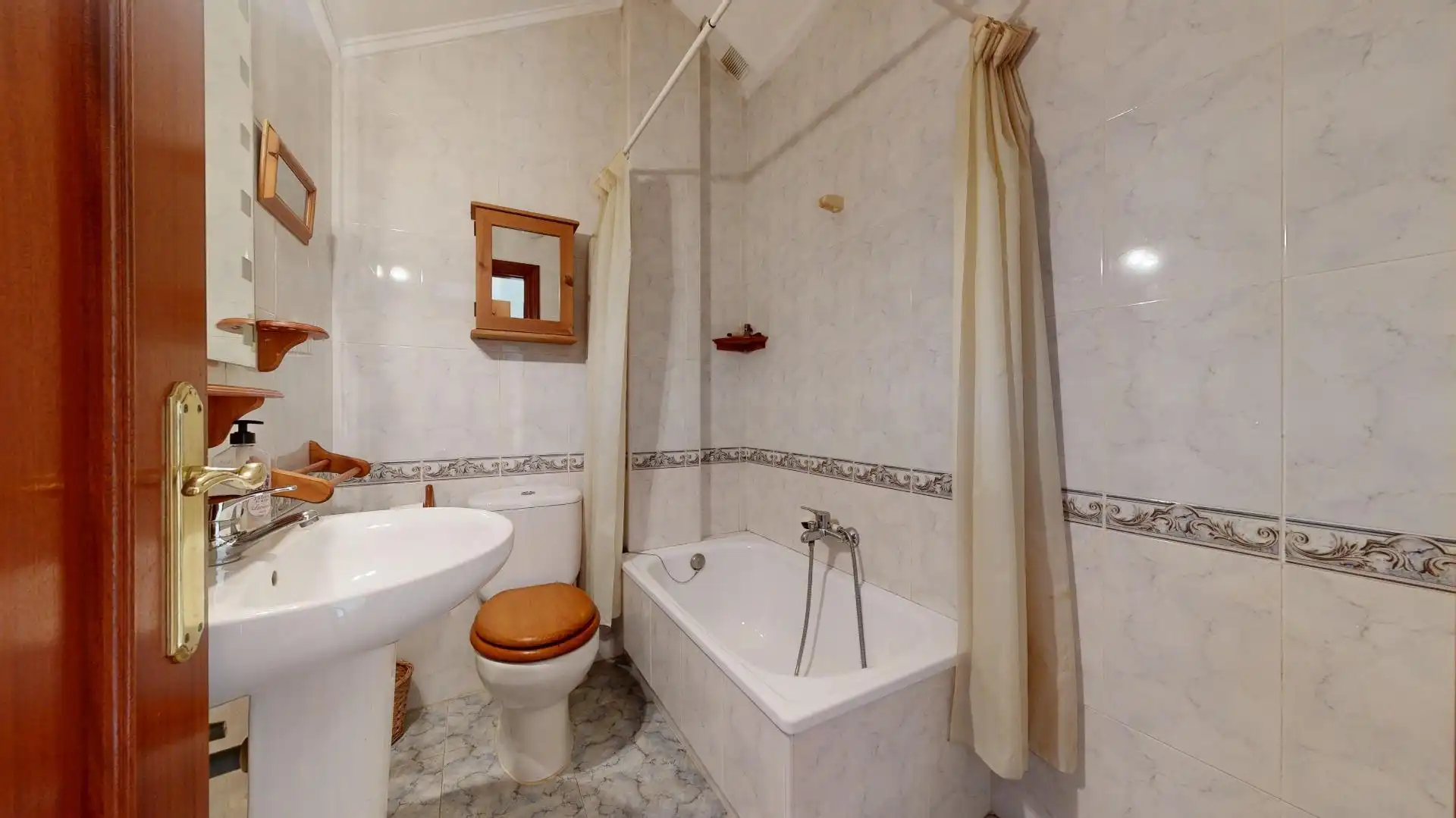 Baño de Casa adosada en venta en Bárcena de Cicero con Calefacción, Jardín privado y Terraza