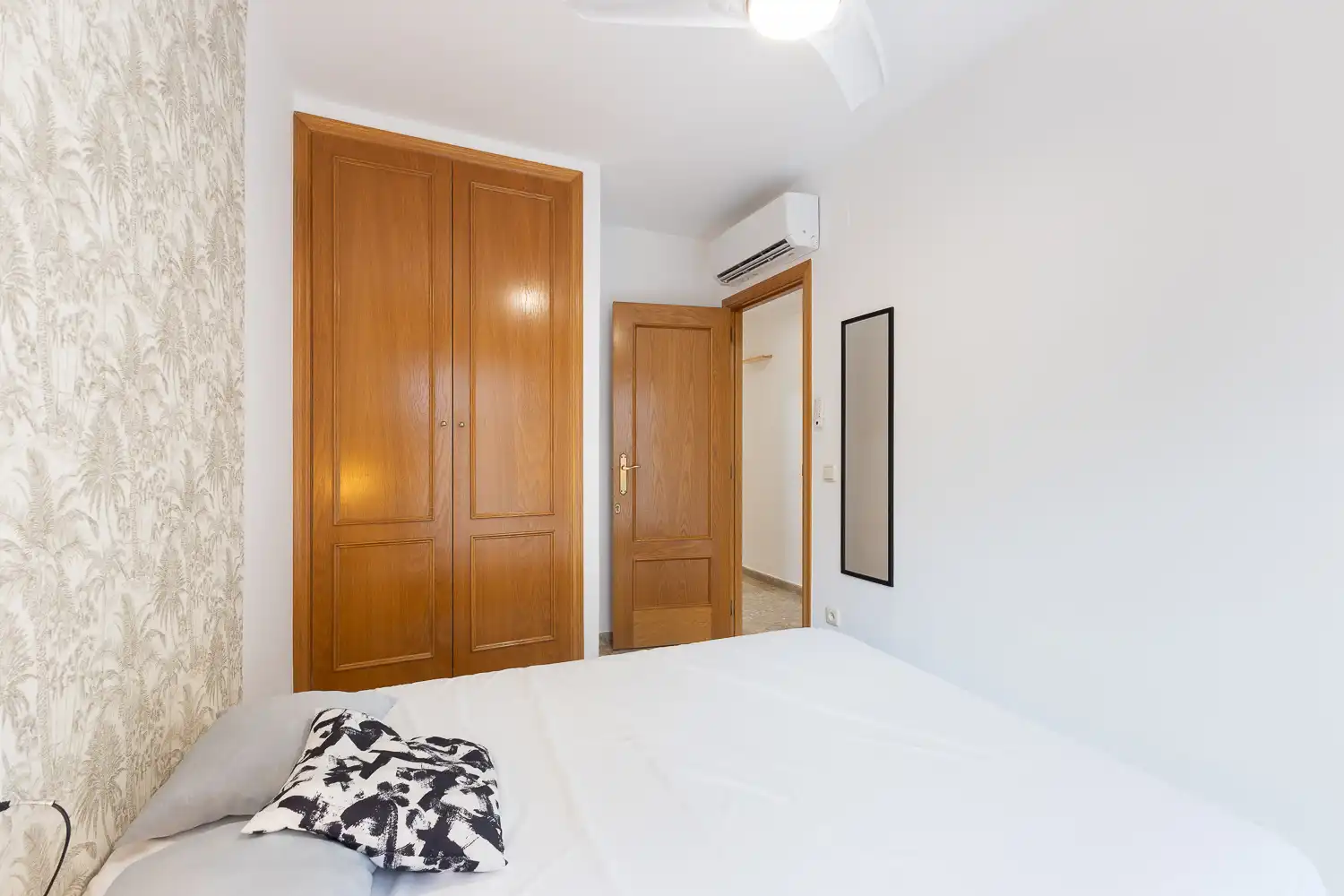 Schlafzimmer von Wohnung zur Miete in Valencia mit Klimaanlage, Heizung und Balkon