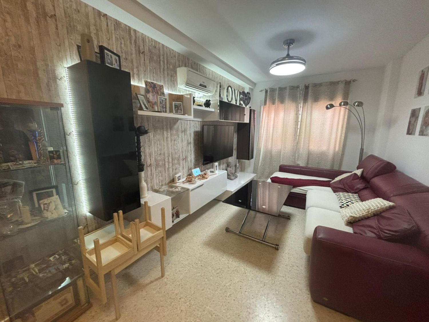 Living room of House or chalet for sale in Alcalá de Guadaira  with Air Conditioner, Storage room and Balcony