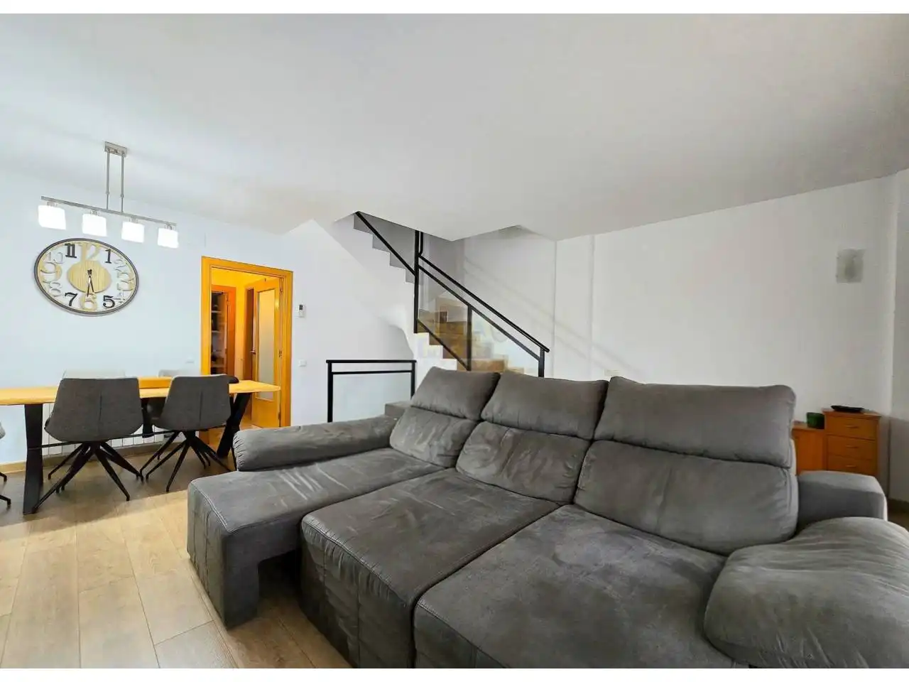 Sala de estar de Casa adosada en venta en Vilanova i la Geltrú con Aire acondicionado, Calefacción y Jardín privado