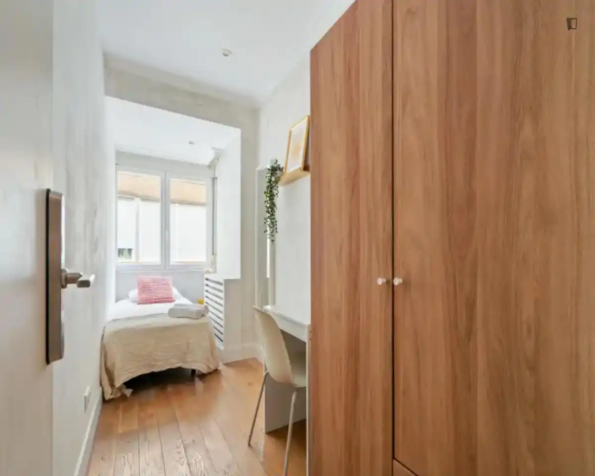 Habitación de Apartamento para compartir en Madrid con Aire acondicionado, Calefacción y Amueblado