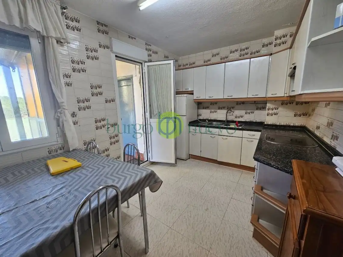 Cuina de Casa o xalet en venda en Sariegos amb Calefacció, Terrassa i Balcó