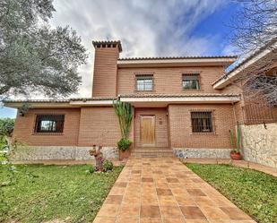 Vista exterior de Casa o xalet en venda en L'Eliana amb Calefacció, Jardí privat i Terrassa