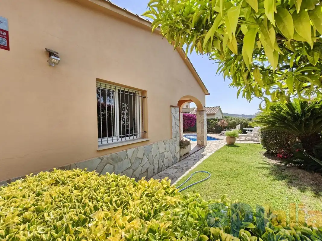 Vista exterior de Casa o xalet en venda en Calonge i Sant Antoni amb Calefacció, Jardí privat i Terrassa