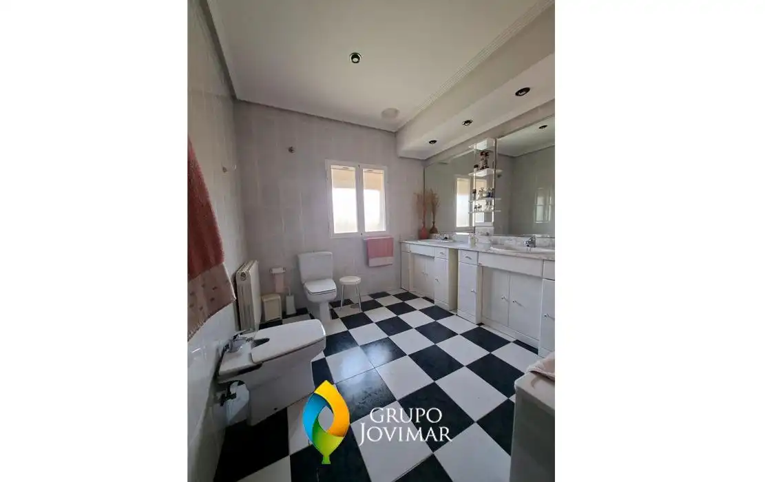 Baño de Casa o chalet en venta en Guadix con Calefacción, Piscina y Amueblado